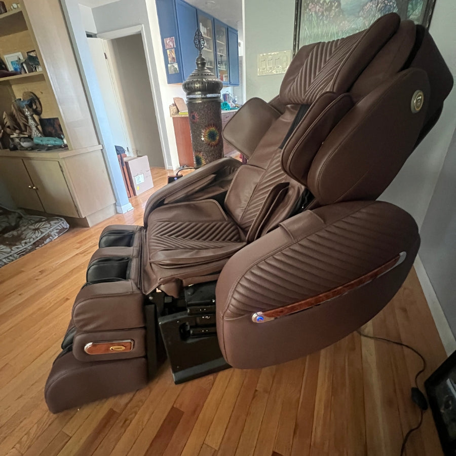 Luraco i9 Max Special Edition Massage Chair - Open Box - Side  Entry